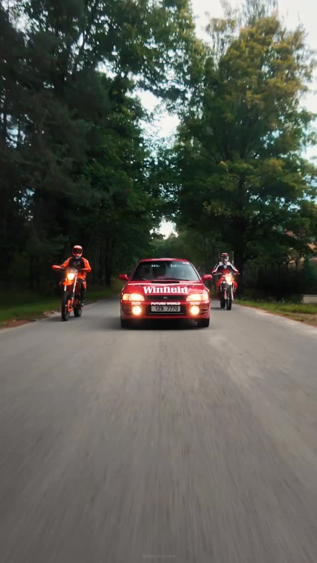 Závodní Subaru Impreza Winfield v akci na silnici